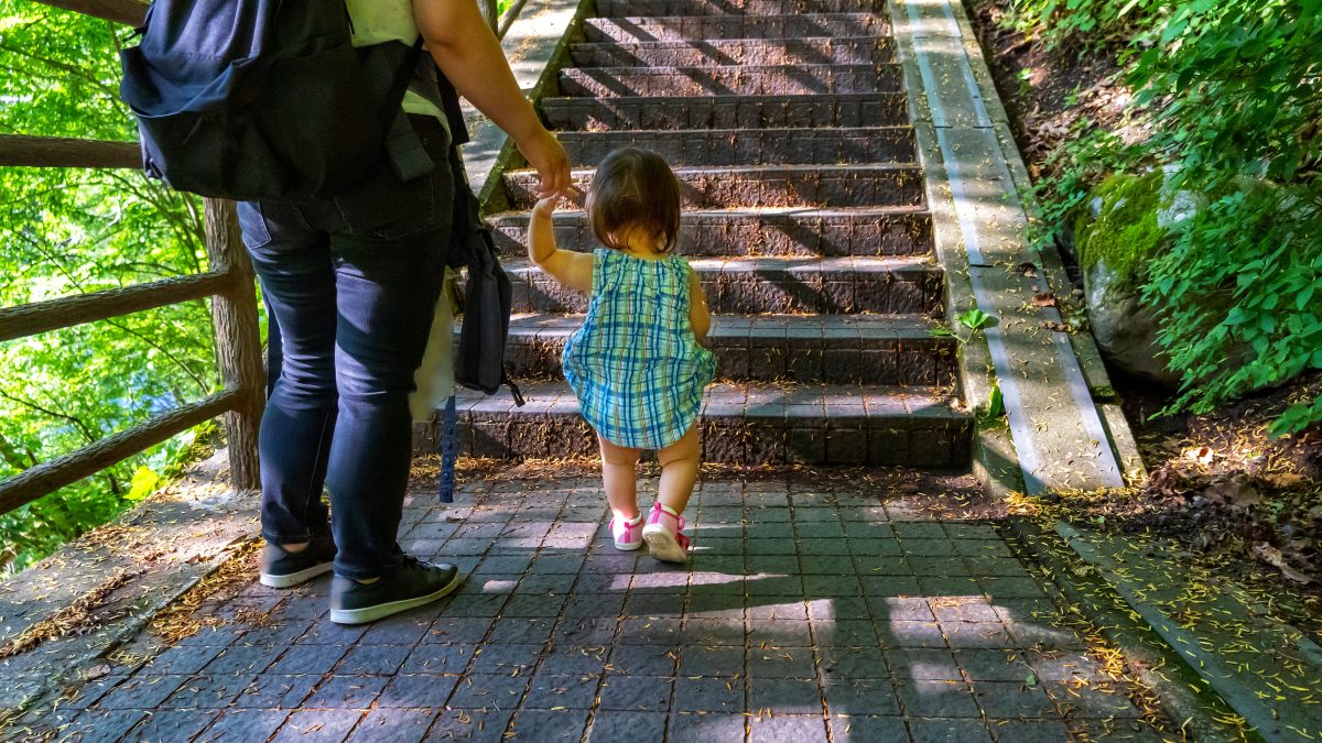 ブログサムネイル　子供と階段