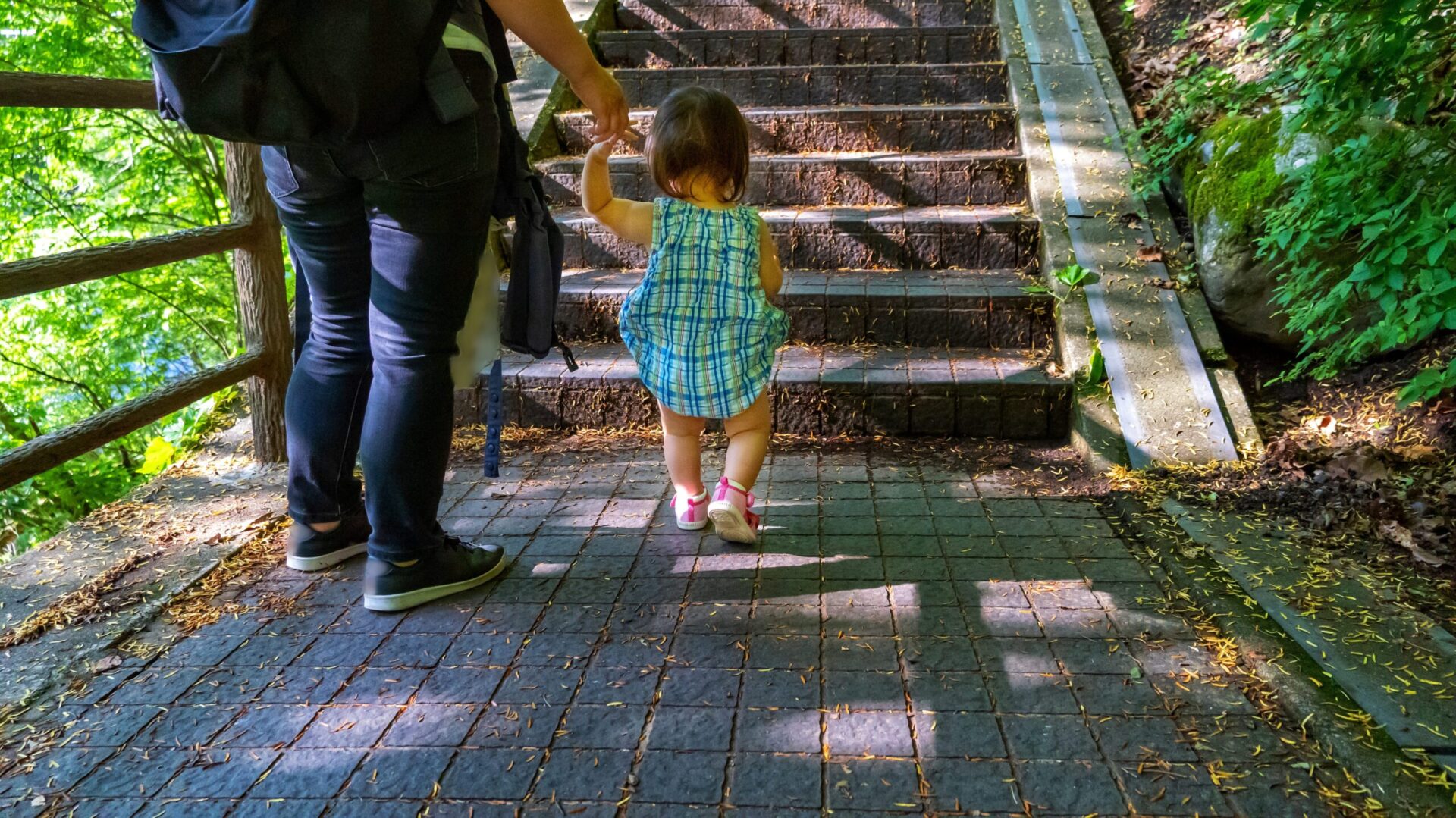 ブログサムネイル　子供と階段